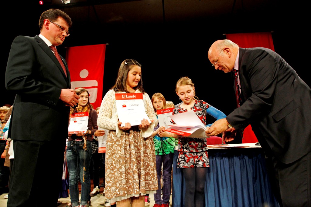 Bürgermeister F. Gebhard überreicht Urkunden Bürgermeister F. Gebhard überreicht Urkunden